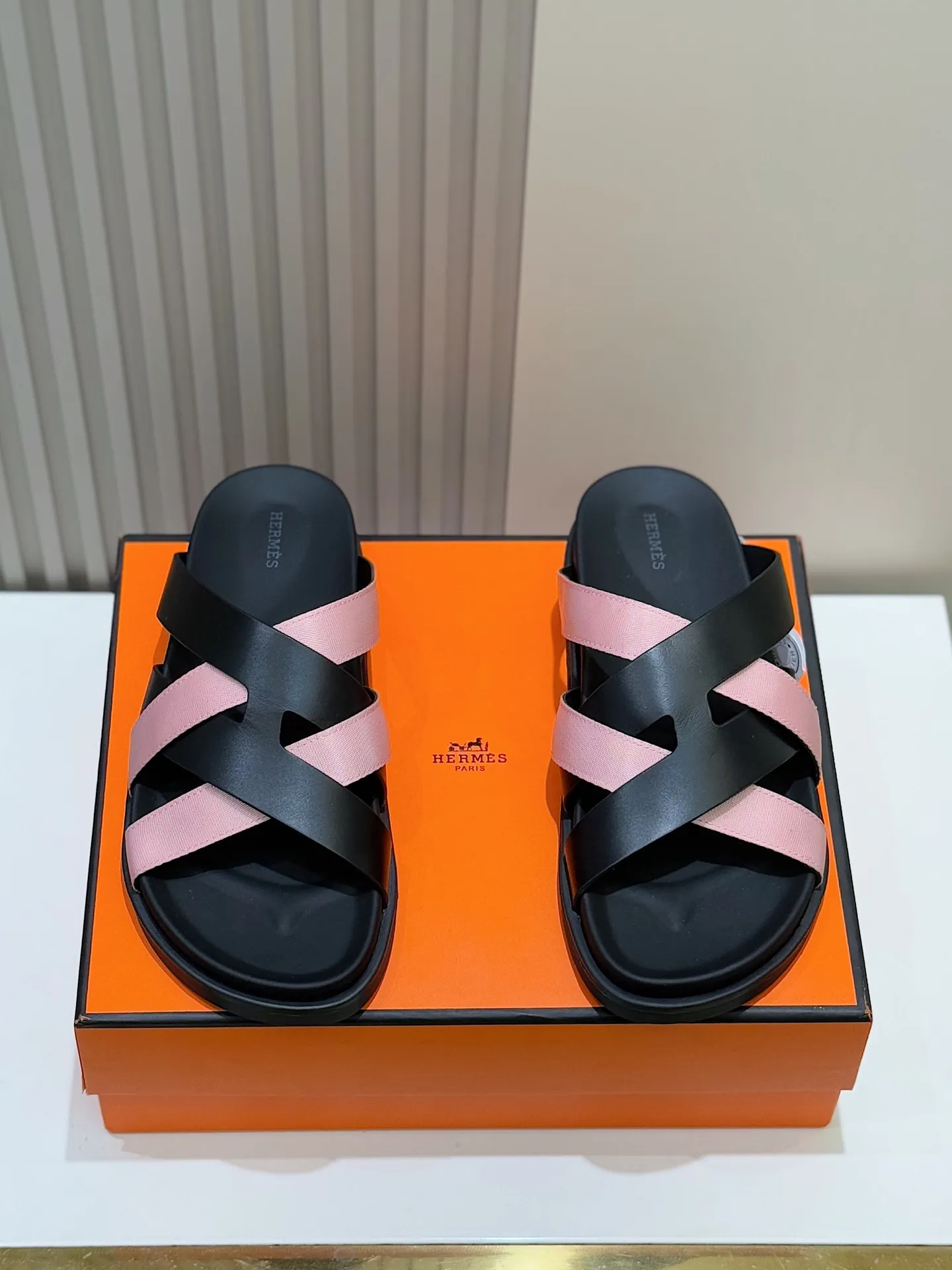 p300💰Men's Shoes Hermes Men's Kazimir Slippers - Top quality woven calfskin functional sandals with an intertwined upper inspired by the "H" iconic pattern to create a casual look, perfect for summer. Imported cowhide + cowhide lining + rubber outsole Size: 39-44 (customized at 38.45.46)